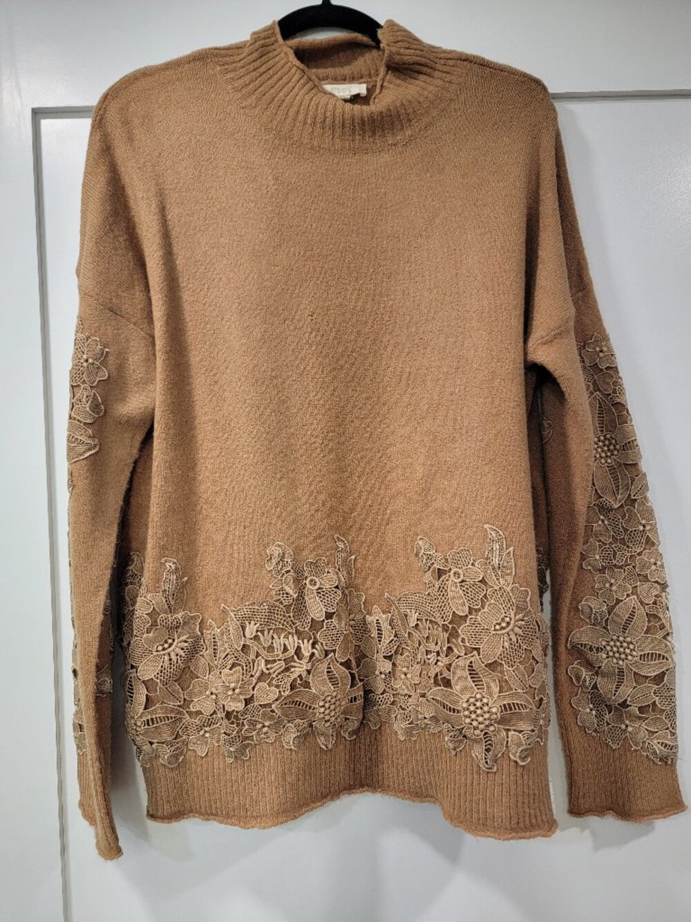 Oddy Sweater Size M/L Flower Applique Loose Knit Tan Pullover Acrylic